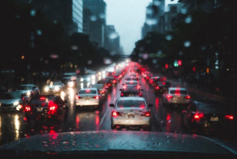 Colapso vial en CDMX por 11 marchas, lluvias e incidencias en el Metro