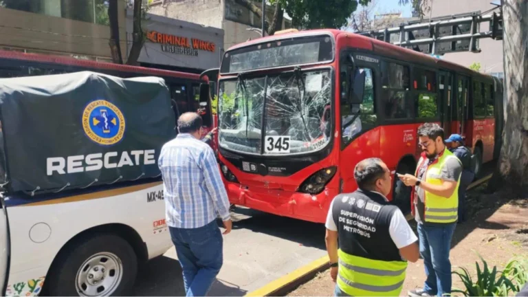 Accidente en la Línea 2 del Metrobús deja 16 lesionados cerca de estación Nuevo León