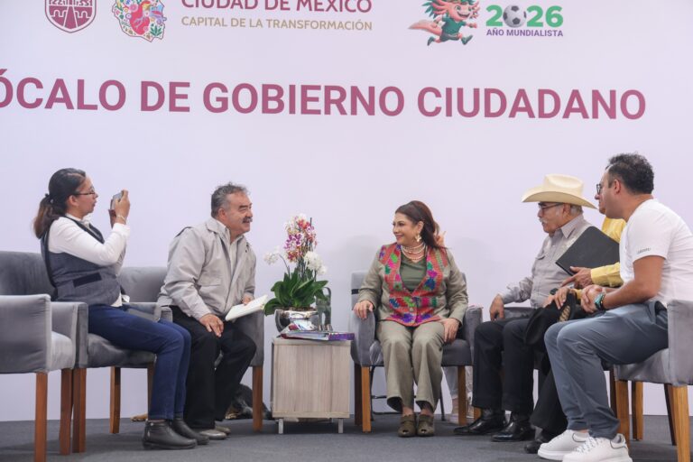 Más de 8 mil capitalinos acuden al Zócalo para plantear demandas al Gobierno de CDMX