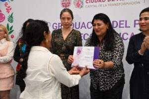 Mil 437 mujeres reciben certificación tras capacitación para fortalecer su autonomía económica