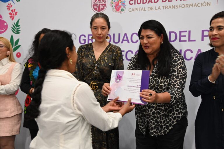 Mil 437 mujeres reciben certificación tras capacitación para fortalecer su autonomía económica