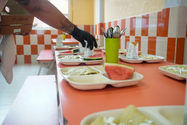 Comidas calientes llegan a más escuelas de CDMX para combatir la mala nutrición