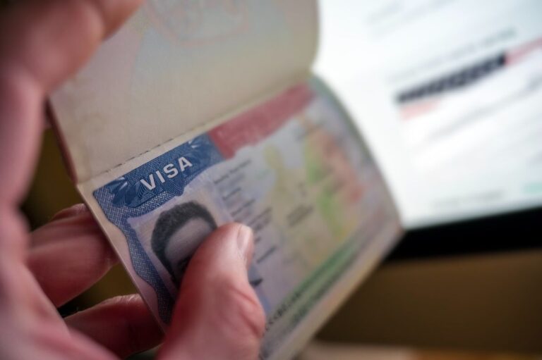EU revocará visas a extranjeros que pidieron asilo tras entrar como turistas