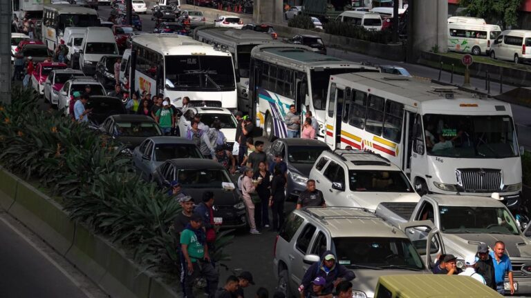¿Quién controla las rutas en Iztapalapa? Transportistas denuncian operación irregular
