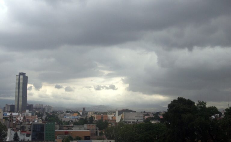 Advierten por lluvias fuertes, viento y actividad eléctrica en CDMX