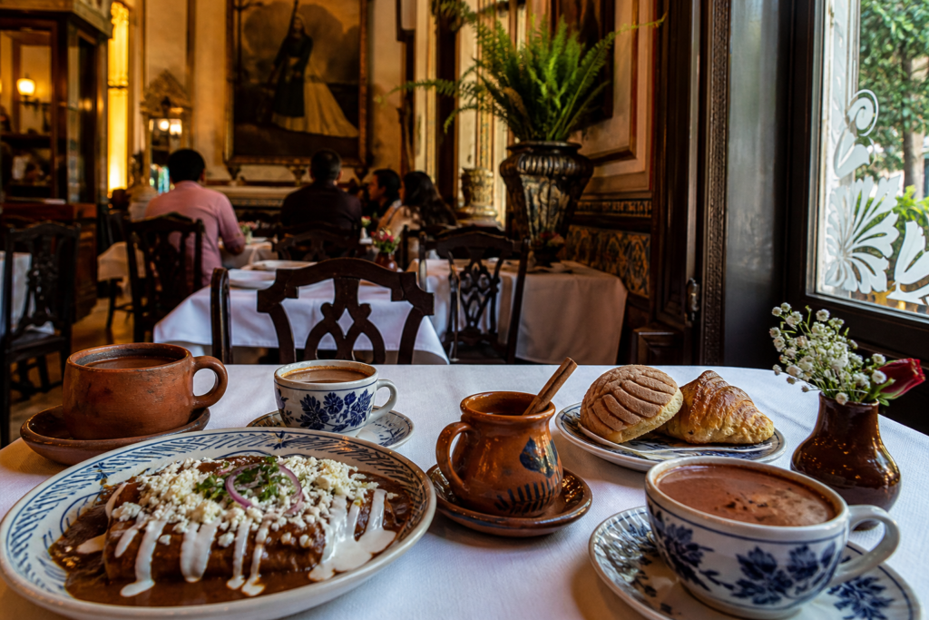 Enchiladas, chocolate caliente y pan dulce en un comedor tradicional del Centro Histórico de la Ciudad de México