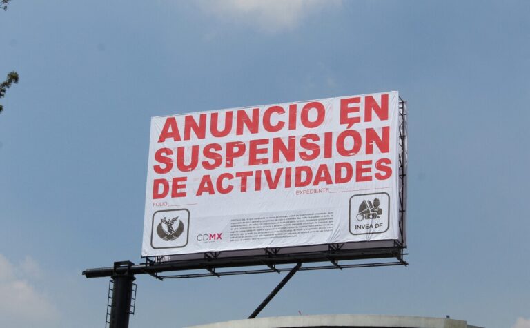 Morena y PAN chocan por espectaculares en CDMX y Chihuahua; acusan censura y propaganda política