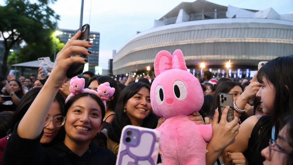 Fans recorren la Ciudad de México durante el fenómeno viral alrededor de un concierto
