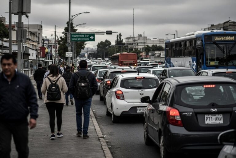 Colapso vial en CDMX por marcha en CU, lluvias y restricciones vehiculares