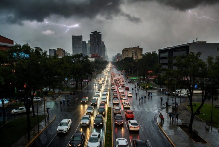 Caos vial por marchas y lluvias azota CDMX este viernes