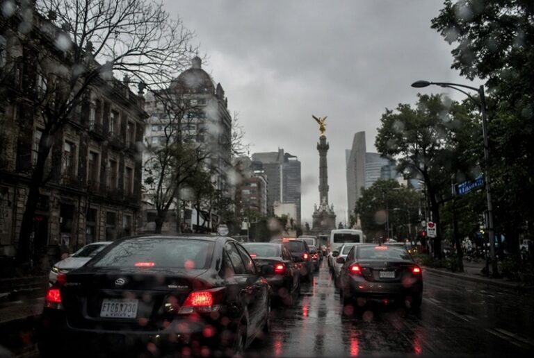 Colapso vial en CDMX: marchas, lluvias y retrasos en Metro este jueves