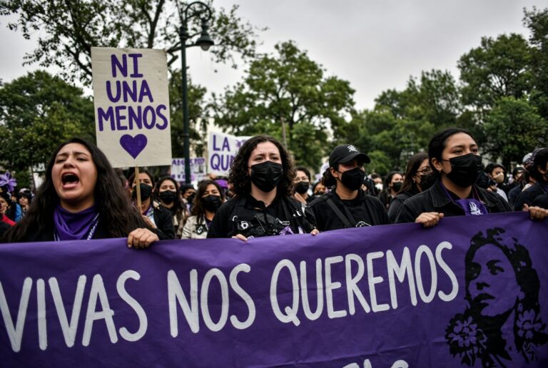 Colectivos toman las calles de CDMX entre bajas temperaturas y controles