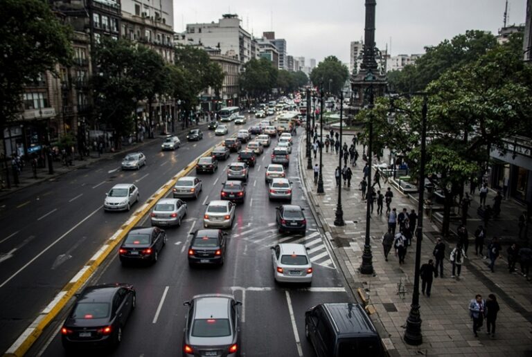 CDMX registra 14 marchas, chubascos y restricciones viales este martes