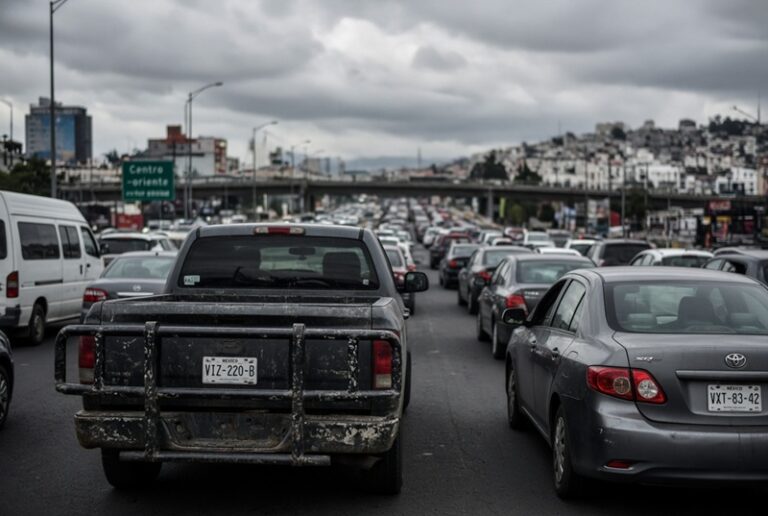 Caos vial en CDMX por regreso a clases y lluvias previstas