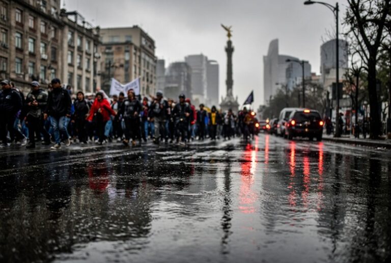 Lluvias y marcha en Reforma desquician transporte y movilidad en CDMX