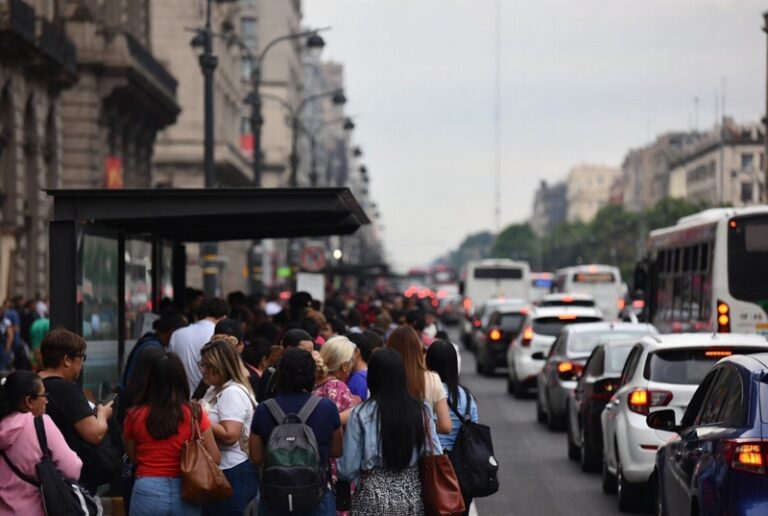 CDMX registra 10 bloqueos viales y demoras en 4 líneas del Metro