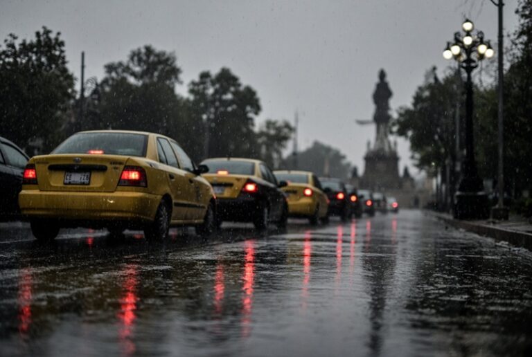 CDMX registra lluvias, tres marchas y restricciones viales este sábado