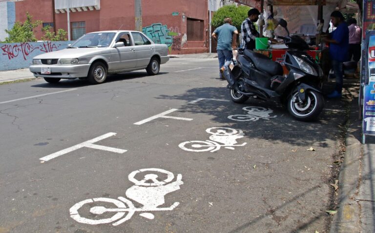 Buscan ordenar el estacionamiento de motos para proteger banquetas y cruces peatonales