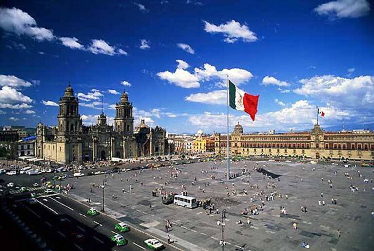 ¿Qué esconde el Zócalo debajo de la plancha que pisas cada día?