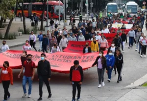Normalistas de Teteles exigen clases presenciales y atención a denuncias durante protesta en CDMX