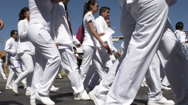 IMSS enfrenta protesta de trabajadores por aumento salarial y falta de insumos médicos