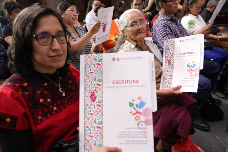 Brugada entrega certeza jurídica a familias de La Angostura y anuncia plan de regularización