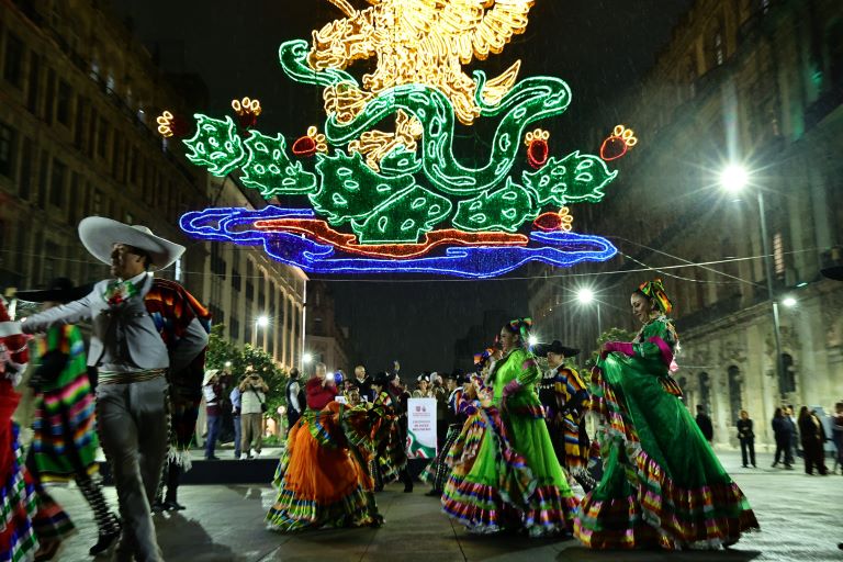 El Zócalo se ilumina en homenaje a las mujeres de la Independencia de México