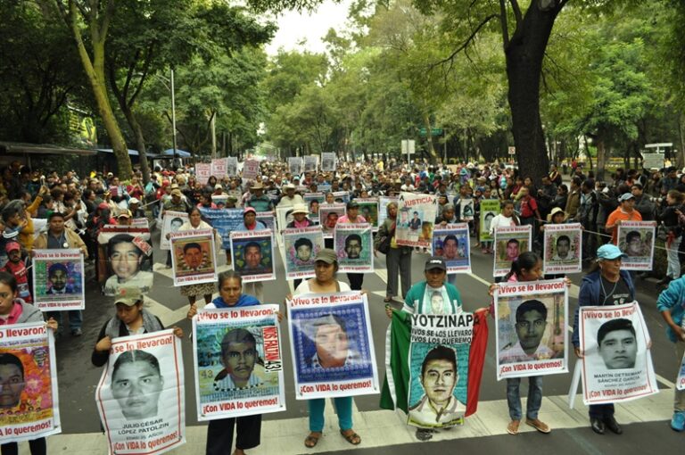 Marcha por los 43 de Ayotzinapa llega al Zócalo con saldo blanco en CDMX