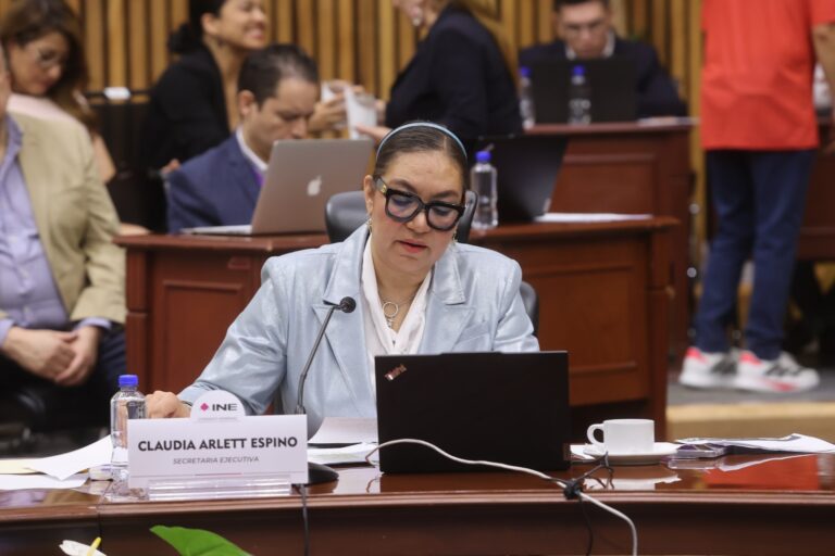 Renuncia Claudia Arlett Espino en un momento clave para el INE