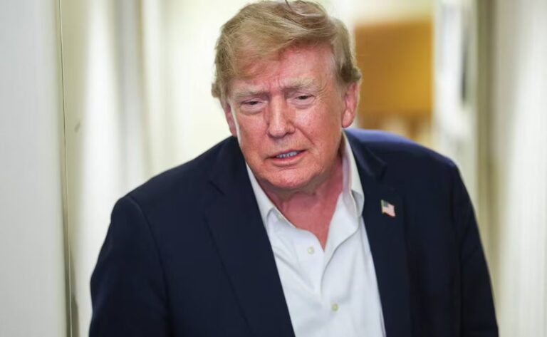 Trump acusa “conspiración enfermiza” para frenar la IA y beneficiar a China