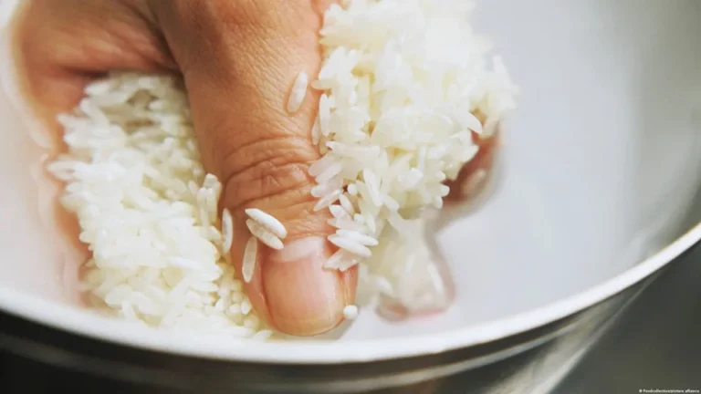 ¿Lavar el arroz antes de cocinarlo realmente sirve? Esto es lo que dice la ciencia