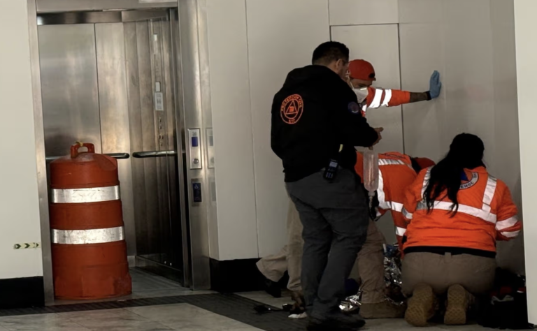 Descarga eléctrica deja a hombre con quemaduras graves cerca del Metro Cuauhtémoc