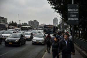 Colapso vial en CDMX por marcha en CU, lluvias y restricciones vehiculares