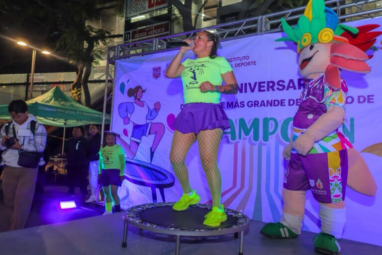 Noche neón activa la Glorieta de Insurgentes por aniversario de récord mundial