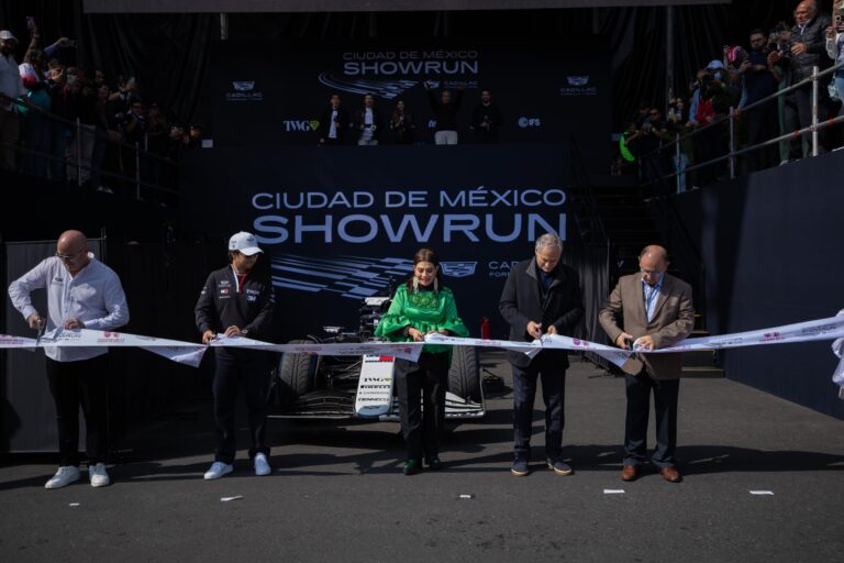 Cadillac F1 realiza su primer Show Run en CDMX con Checo Pérez al volante