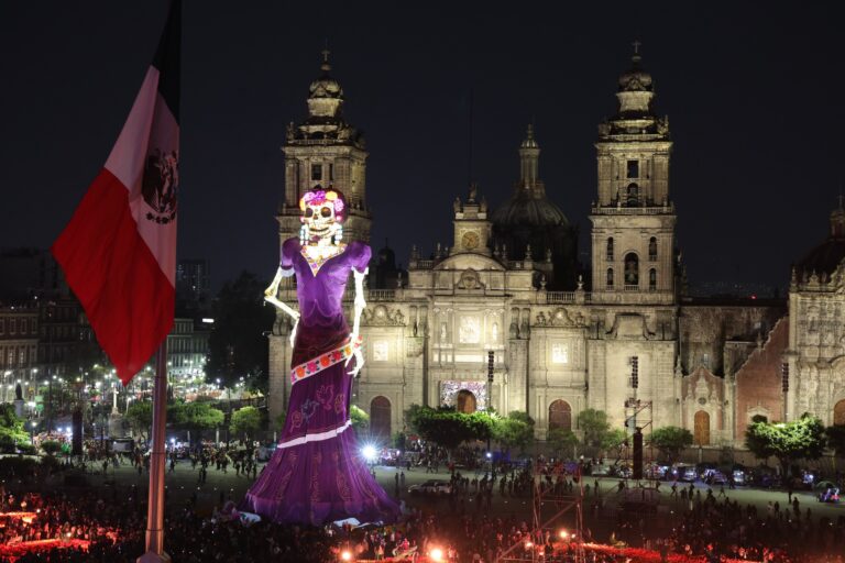 Guinness reconoce a la Catrina monumental del Zócalo como la más alta del mundo