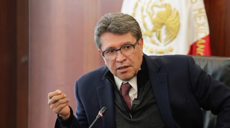 Monreal califica de guerra sucia acusaciones contra Santiago Nieto