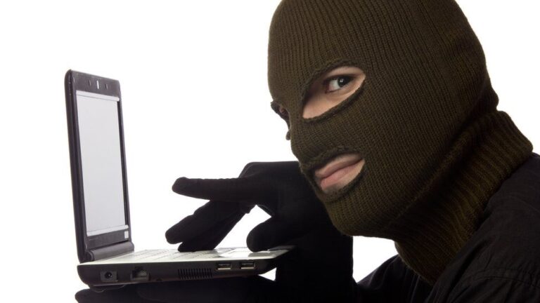 Así operan las redes de fraude que usan inteligencia artificial y apps de citas