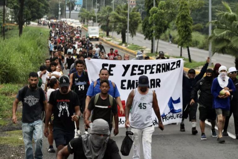 EE.UU. restringe visas a más de 15 organizadores de caravanas migrantes