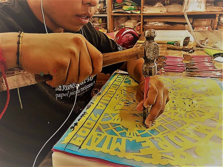 ¿Quieres hacer tu propio papel picado? PILARES ofrece talleres gratuitos en CDMX