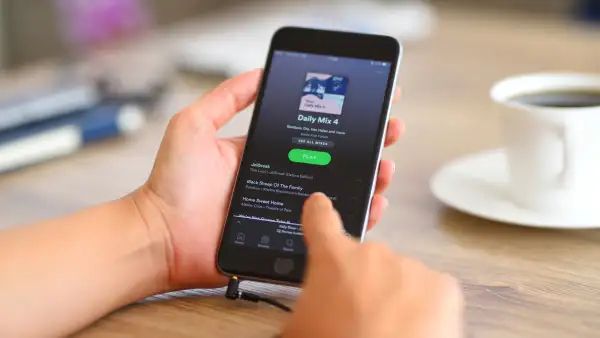 Spotify limitará las cuentas compartidas y podría bloquear usuarios por un año