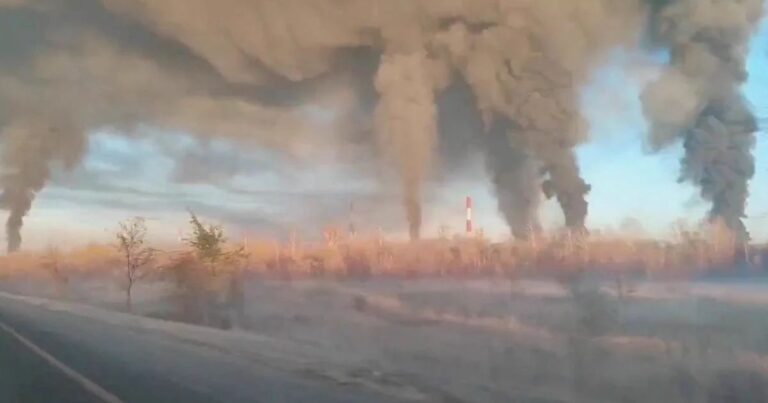 Ucrania ataca tres refinerías rusas con drones; Moscú descarta impacto en negociaciones