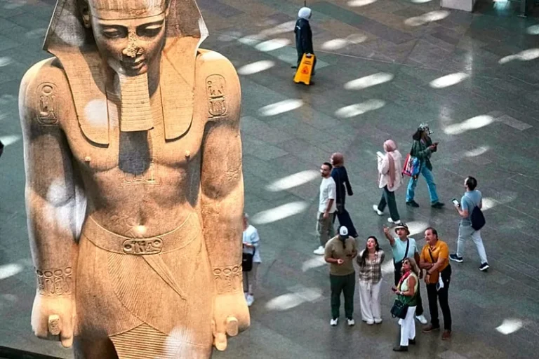 Un agricultor encontró una colosal estatua de Ramsés II mientras cultivaba pepinos en Egipto