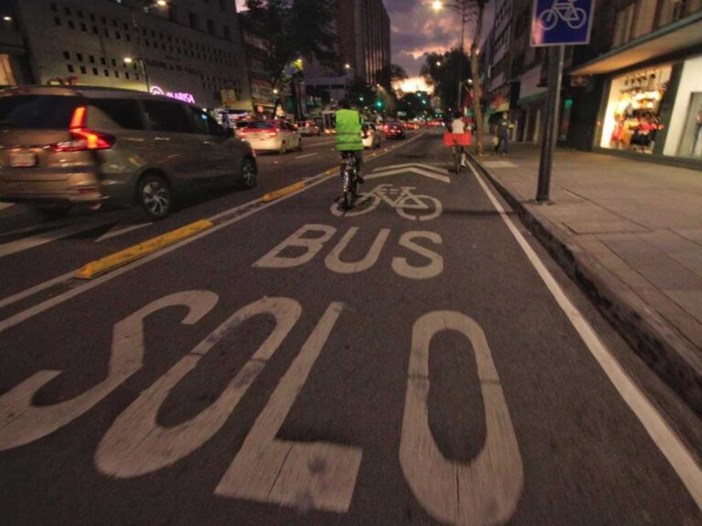 Celular al volante y carriles exclusivos: las multas que más afectan al bolsillo en CDMX