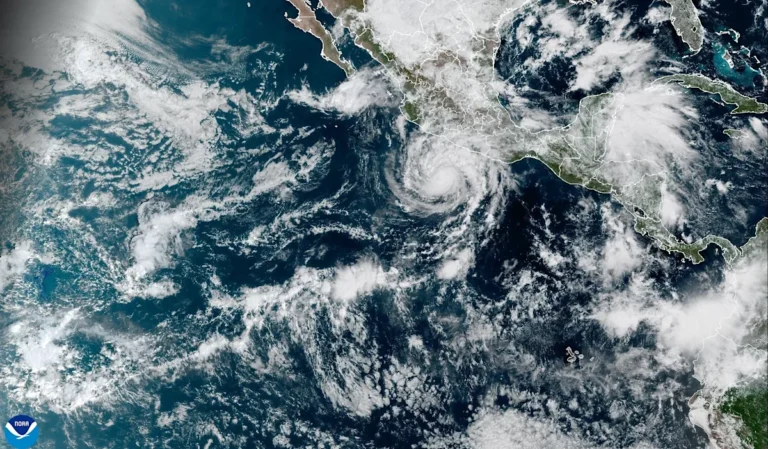 Huracán Trudy se debilita a categoría 1, pero mantiene en alerta al Pacífico mexicano por lluvias intensas