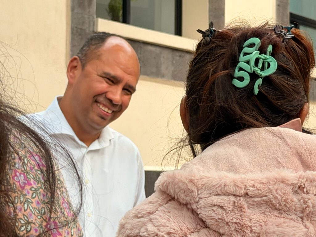 Alejandro Robles sonríe mientras conversa con vecinas durante un recorrido por el barrio de San Lucas, en Coyoacán