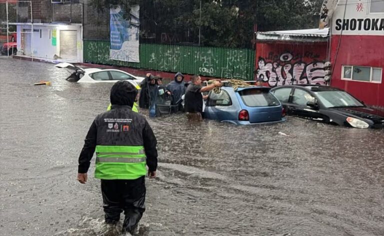 Lluvias desbordan vialidades en Benito Juárez; activan Alerta Púrpura