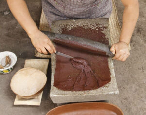 Chocolate y cempasúchil: el taller en CDMX para preparar cacao en metate antes del Día de Muertos