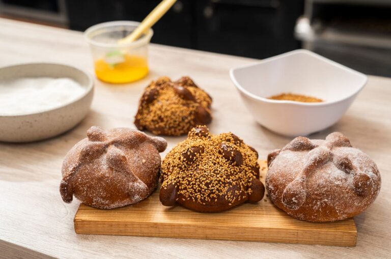 Pan de muerto con lavanda, guayaba y hasta hamburguesas: el festival que toma el Centro Histórico
