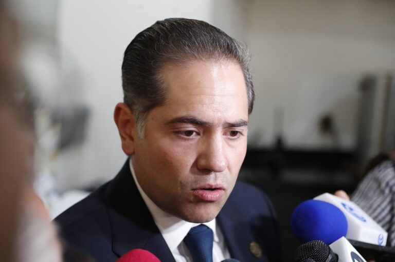 Bolaños-Cacho pide debatir “con firmeza, pero con respeto” en la Cámara de Diputados tras violencia
